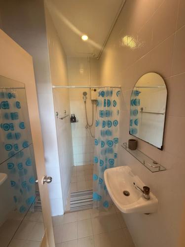 Ένα μπάνιο στο Alura Guesthouse