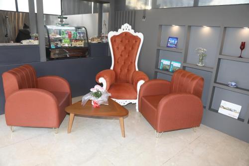 a waiting room with two chairs and a table at Del Mare Park in Kérynia