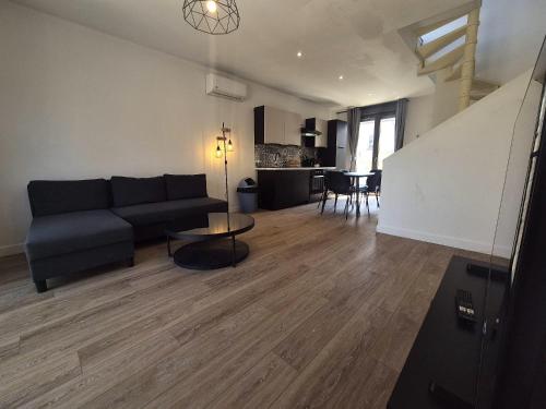 un salon avec un canapé et une table dans l'établissement Sídney, 6 Pers, Hyper-centre, Cathédrale, à Reims