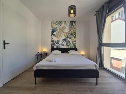 une chambre avec un lit et une grande fenêtre dans l'établissement Sídney, 6 Pers, Hyper-centre, Cathédrale, à Reims