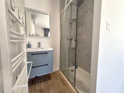 une salle de bain avec douche et lavabo dans l'établissement Sídney, 6 Pers, Hyper-centre, Cathédrale, à Reims