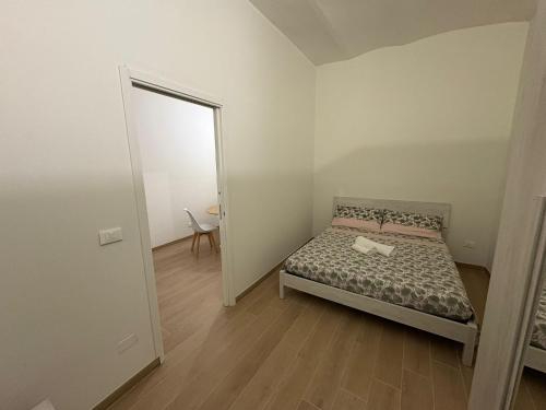 ターラントにあるB&B Acclavio Apartmentのベッドと鏡のある小さな寝室