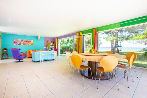 a dining room with a table and chairs at Coin de paradis face à l'océan in Loctudy