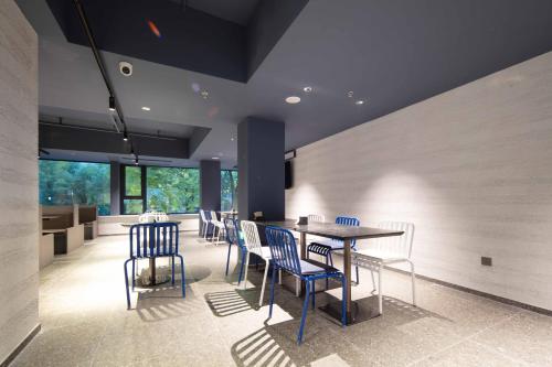 a dining room with a table and chairs at Atour Light Hotel Hangzhou West Lake Lakeside Pedestrian Street in Hangzhou