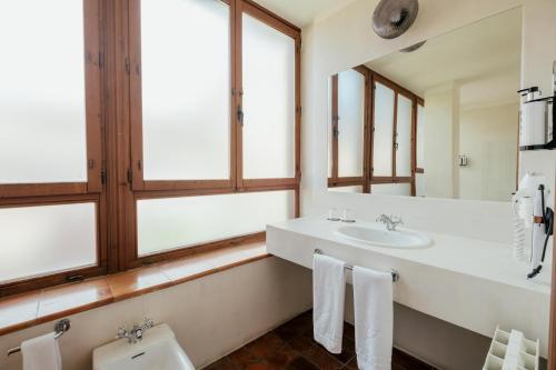 Koupelna v ubytování Hotel Cetina Palacio Ayala Berganza