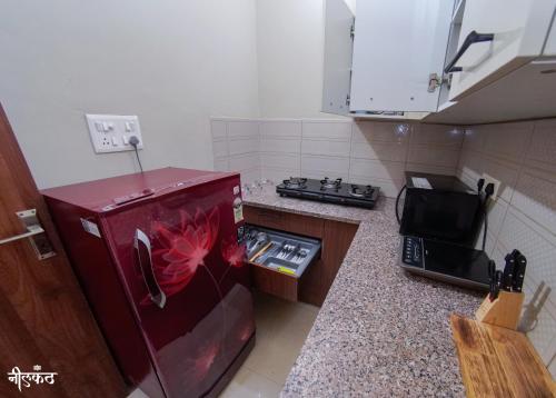 Kuchyň nebo kuchyňský kout v ubytování Neelkanth - 1-BHK Flat Near BHU