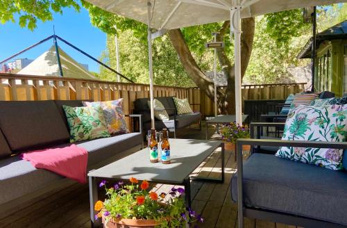 eine Terrasse mit Sofas und einem Tisch mit Getränken darauf in der Unterkunft STF Långholmen Hostel in Stockholm