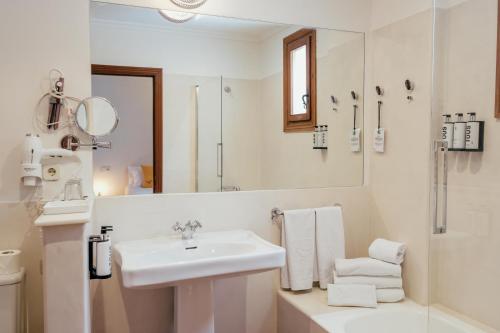 Koupelna v ubytování Hotel Cetina Palacio Ayala Berganza