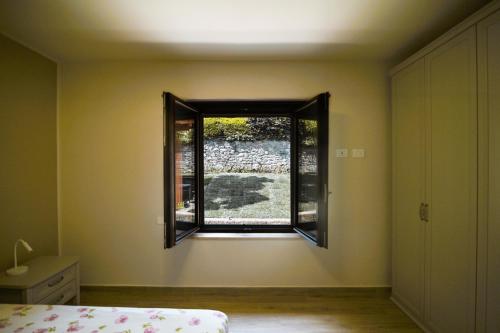 an empty room with a window in a bedroom at Old Village Linda - Tra Lunigiana & Cinque Terre in Comano