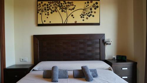 ein Schlafzimmer mit einem Bett und einem Bild an der Wand in der Unterkunft Las Marismas by Ĥ - Isla Canela Golf GLHM117P134 in Isla Canela