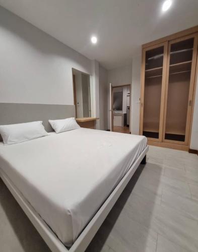 a bedroom with a large white bed in a room at Villa Taa Koh Samui in Amphoe Koh Samui