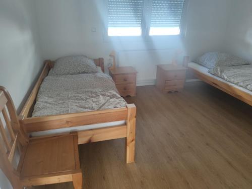 a bedroom with two bunk beds and a window at Monteurzimmer Mühlheim am Main Nähe S-Bahn in Mühlheim