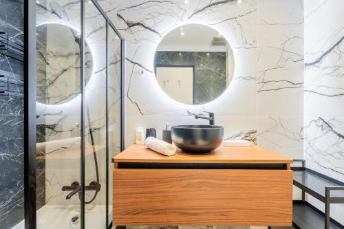 une salle de bain avec un lavabo et une douche dans l'établissement Appartement 3P - Cœur de Nice, Proche Plage, à Nice