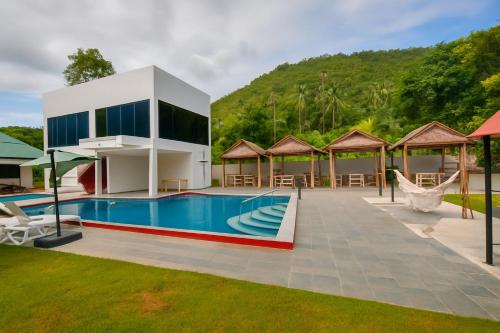 Bazén v ubytování Samui Hills Resort nebo v jeho okolí