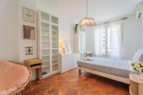 une chambre avec un lit, une commode et une fenêtre dans l'établissement Appartement 3P - Cœur de Nice, Proche Plage, à Nice
