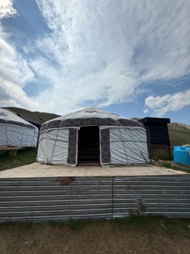 a tent is set up in a field at Юрты РАЯНА in Kurmenty