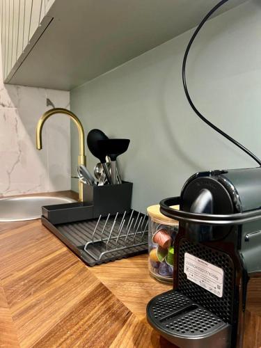 Il comprend une cuisine équipée d'un grille-pain et d'un évier. dans l'établissement L'écrin de Pierre, Cozy apartment for 4 in Paris, à Paris