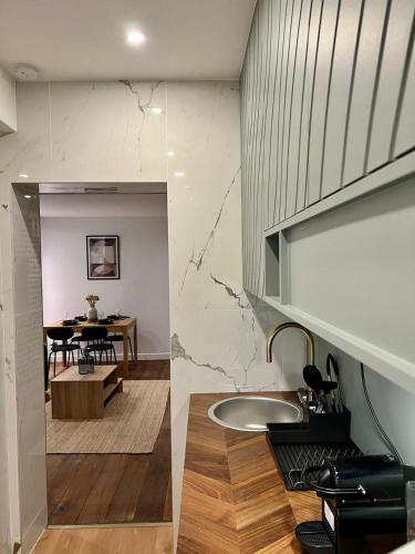 Il comprend une salle de bains pourvue d'un lavabo et une salle à manger avec une table. dans l'établissement L'écrin de Pierre, Cozy apartment for 4 in Paris, à Paris