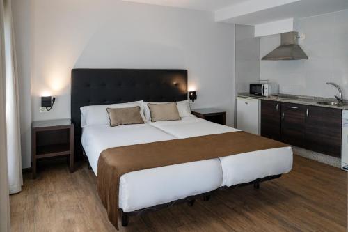 Ένα ή περισσότερα κρεβάτια σε δωμάτιο στο Alvear Suites