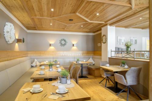 バート・シュタッフェルシュタインにあるLandhotel Augustinの木製のテーブルと椅子のあるダイニングルーム