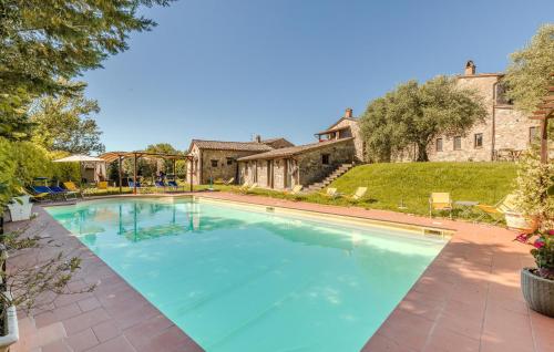 a large swimming pool with blue water in a yard at Dostoevskij in Canonica