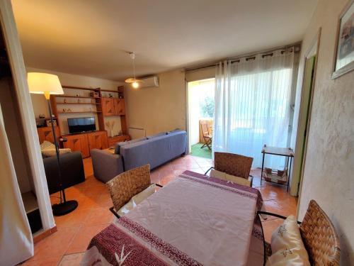 un salon avec une table, des chaises et un canapé dans l'établissement Bienvenue à La Seyne-sur-Mer ! 2 chambres, climatisation, Wifi, à La Seyne-sur-Mer