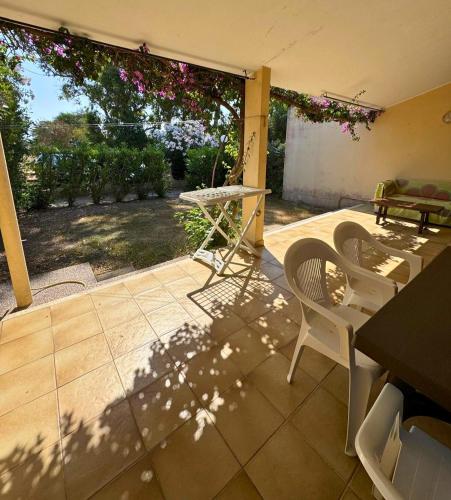 モンテ・ナイにあるAmareSardegna10のパティオ(椅子2脚、テーブル、テーブル付)