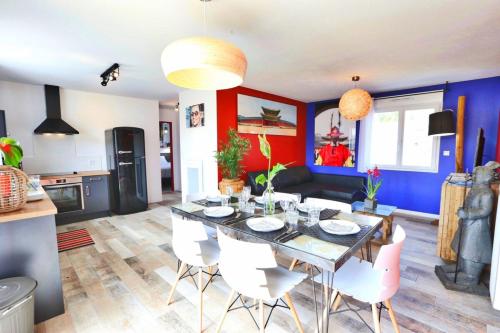una cucina e un soggiorno con tavolo e sedie di Villa Corée - Domaine Le Sherwood a Notre-Dame-de-Monts