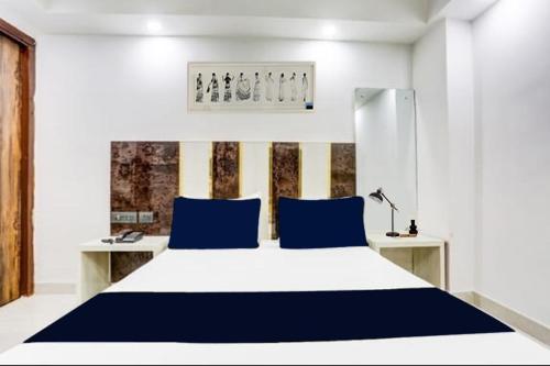 Postel nebo postele na pokoji v ubytování Hotel Swastik place 2 min Walk From New Delhi Railway Station