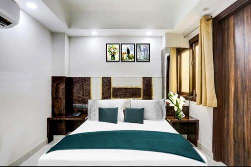 Postel nebo postele na pokoji v ubytování Hotel Swastik place 2 min Walk From New Delhi Railway Station