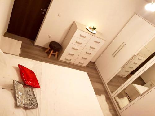 einen Blick über ein Zimmer mit Spiegel in der Unterkunft Ferienwohnung für 8 Personen ca 85 m in Podstrana, Dalmatien Mitteldalmatien in Podstrana