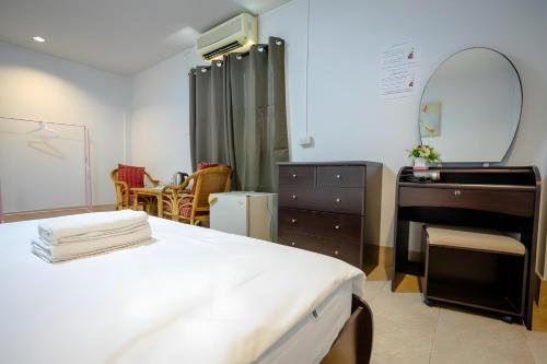 Katil atau katil-katil dalam bilik di X Mitr Inn HuaHin Beach - หาดหัวหิน