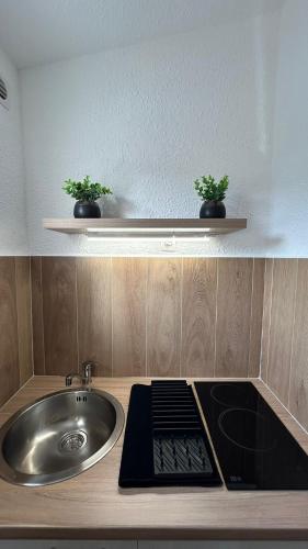 un comptoir de cuisine avec un évier et un évier dans l'établissement Villa 625 Marina di Santa Giulia proche plage, à Porto-Vecchio