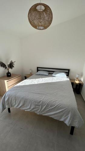 - une chambre avec un lit et un éclairage dans l'établissement Villa 625 Marina di Santa Giulia proche plage, à Porto-Vecchio