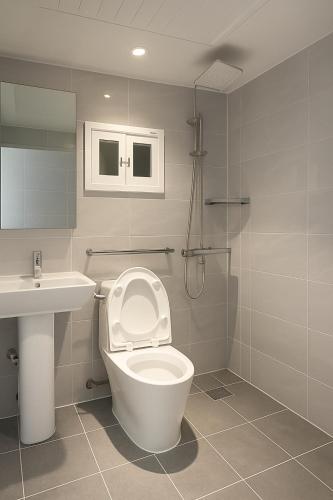 Un baño de Yellow stay