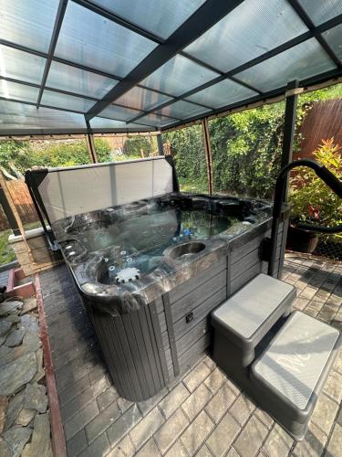 a hot tub with a trash can and a toilet at Domki Miśków in Międzyzdroje