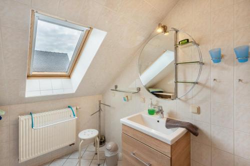 a bathroom with a sink and a mirror at Ferienwohnung Zur alten Säge in Dresden