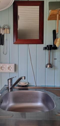 a kitchen counter with a sink and a mirror at liberty - Urlaub im Zirkuswagen in Karstädt