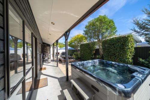 una vasca idromassaggio sul lato di una casa di Townhouse Retreat - Te Anau Getaway a Te Anau