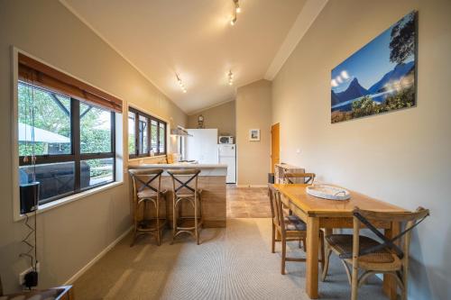 Cucina o angolo cottura di Townhouse Retreat - Te Anau Getaway