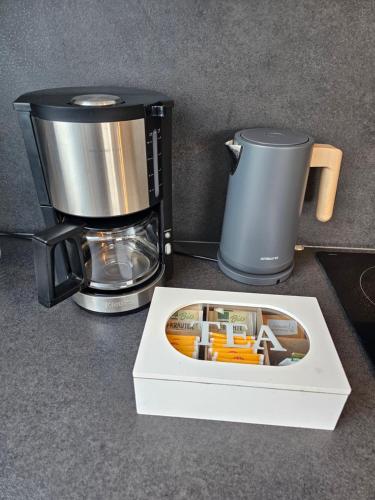 a coffee maker and a coffee pot on a counter at EcoCube 3 Haren - Maisonette, 2Schlafzimmer, Waschmaschine in Bahnhof Haren