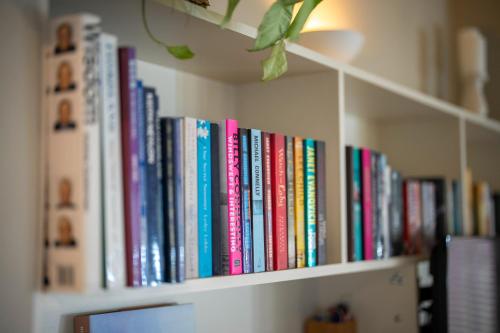 Biblioteca nella casa vacanze