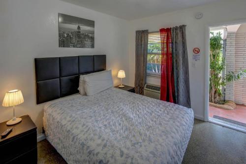 Postel nebo postele na pokoji v ubytování Green Seas Motel