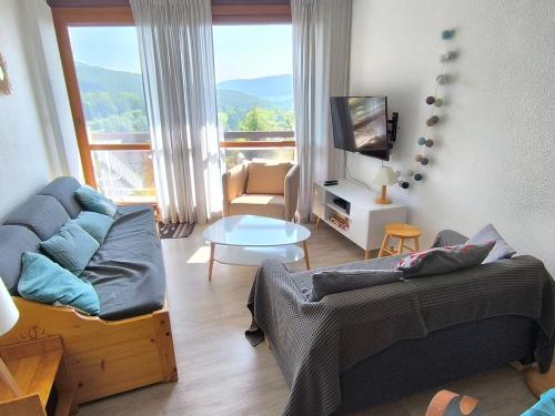 un salon avec deux canapés et une télévision dans l'établissement Pied des pistes, beau 2 pièces avec coin montagne - 6 personnes - FR-1-689-21, à Villard-de-Lans