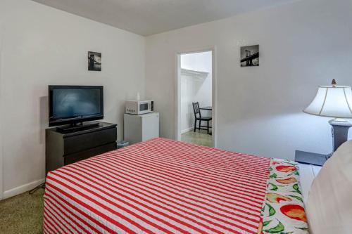 Postel nebo postele na pokoji v ubytování Green Seas Motel