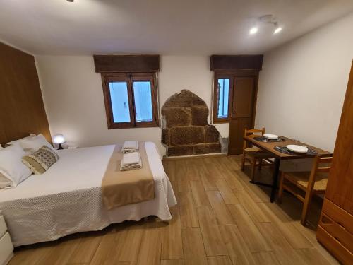 a bedroom with a bed and a table with a table sidx sidx sidx at Habitación con baño y cocina en Marín in Marín