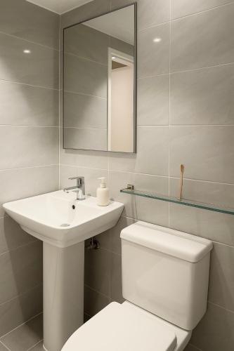 Un baño de Yellow stay