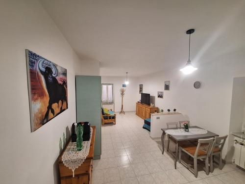 a kitchen and living room with a table and a dining room at Alloggio Turistico Pescaxiause in SantʼOreste