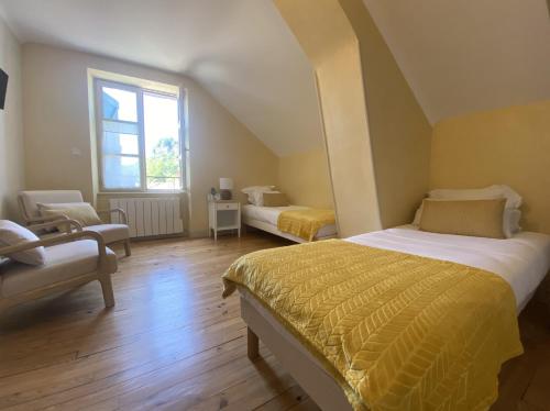 Ένα ή περισσότερα κρεβάτια σε δωμάτιο στο Logis Hôtel Restaurant L'Auberge du Chateau
