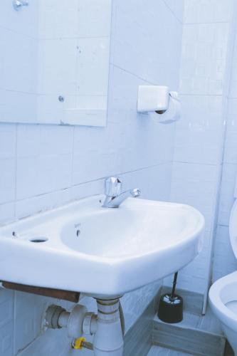 Koupelna v ubytování LAZARUS KAKA CBD Accomodations